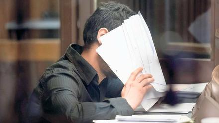 Todesschütze. Der wegen zweifachen Mordes und dreifachen Mordversuchs angeklagte Mehmet Y. vor dem Berliner Landgericht. Im August 2011 soll der 25-jährige Angeklagte mindestens zwölf Schüsse auf die in einem Auto sitzende Ex-Frau und ihre Familie abgefeuert haben. Mutter und Schwester wurden getötet.