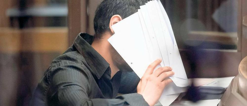 Todesschütze. Der wegen zweifachen Mordes und dreifachen Mordversuchs angeklagte Mehmet Y. vor dem Berliner Landgericht. Im August 2011 soll der 25-jährige Angeklagte mindestens zwölf Schüsse auf die in einem Auto sitzende Ex-Frau und ihre Familie abgefeuert haben. Mutter und Schwester wurden getötet.