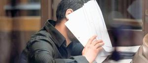 Todesschütze. Der wegen zweifachen Mordes und dreifachen Mordversuchs angeklagte Mehmet Y. vor dem Berliner Landgericht. Im August 2011 soll der 25-jährige Angeklagte mindestens zwölf Schüsse auf die in einem Auto sitzende Ex-Frau und ihre Familie abgefeuert haben. Mutter und Schwester wurden getötet.