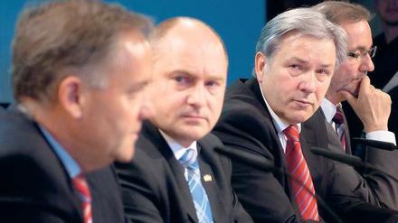 Fehlender Durchblick: Flughafen-Chef Schwarz, Staatssekretär Bomba,  Bürgermeister Wowereit und Ministerpräsident Platzeck (v. l.).