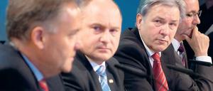 Fehlender Durchblick: Flughafen-Chef Schwarz, Staatssekretär Bomba,  Bürgermeister Wowereit und Ministerpräsident Platzeck (v. l.).