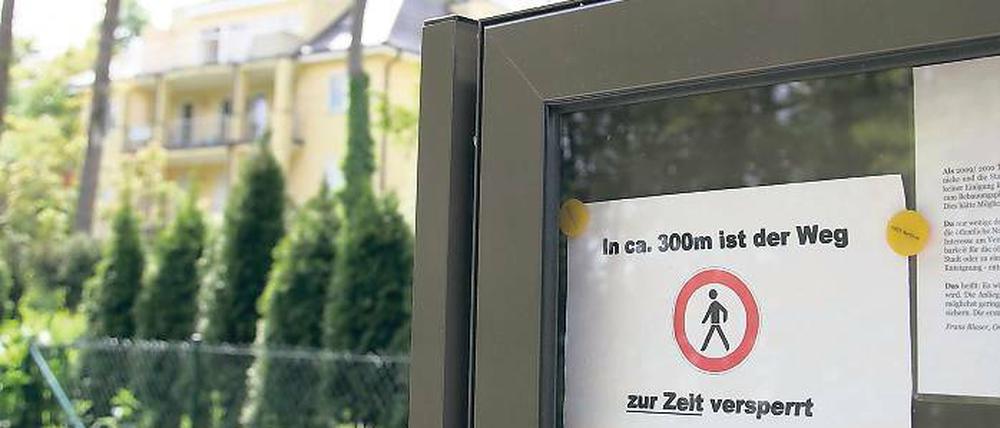 Noch immer dicht. Wie am Griebnitzsee halten Anlieger auch am Groß Glienicker See einen Teil des ehemals öffentlichen Uferwegs gesperrt. Anders als in Babelsberg gibt es hier allerdings einen rechtskräftigen Bebauungsplan für den Uferweg.
