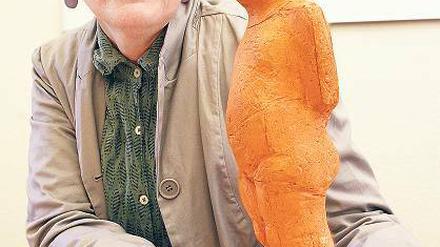 Terrakotta-Männchen. Solveig Karen Bolduan mit ihrem Klimapreis.