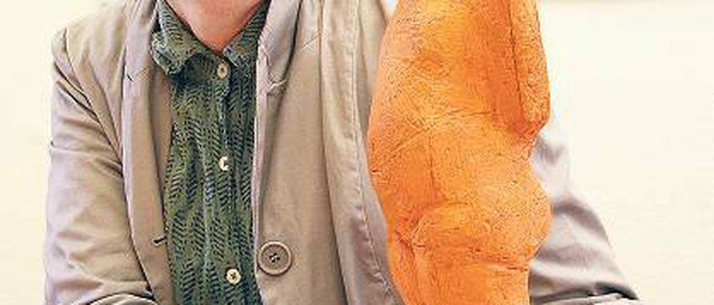 Terrakotta-Männchen. Solveig Karen Bolduan mit ihrem Klimapreis.