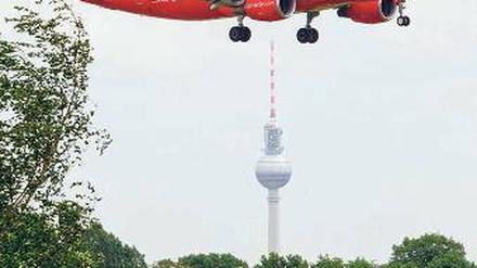 Versicherung. Der Betrieb in Tegel solle so lange gewährleistet sein, bis der neue Airport in Schönefeld eröffnet wird. Das forderten die Fluggesellschaften.