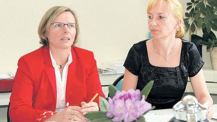 Anke Latacz-Blume und Martina Trauth-Koschnick (v.l.). „Das Schulwesen hat immer Reformen erlebt“, sagt die Gleichstellungsbeauftragte Trauth-Koschnick.