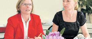 Anke Latacz-Blume und Martina Trauth-Koschnick (v.l.). „Das Schulwesen hat immer Reformen erlebt“, sagt die Gleichstellungsbeauftragte Trauth-Koschnick.
