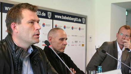 Benbennek auf einer Pressekonferenz im heimischen Karl-Liebknecht-Stadion mit Präsident Thomas Bastian und Geschäftsführer Klaus Brüggemann (rechts).