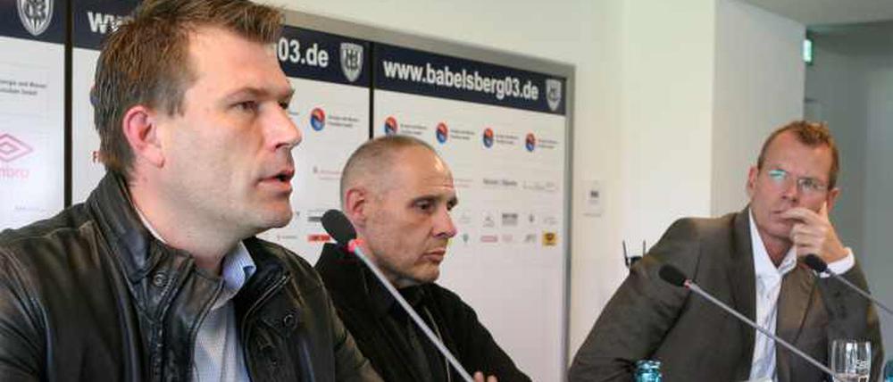 Benbennek auf einer Pressekonferenz im heimischen Karl-Liebknecht-Stadion mit Präsident Thomas Bastian und Geschäftsführer Klaus Brüggemann (rechts).