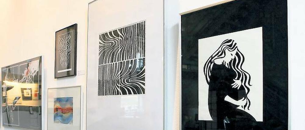 Raum zum Gedankenaustausch. Drucktechniken wie Linolschnitt, Kaltnadelradierung und Monotypie von den Künstlerinnen der „FrauenDruckwerkstattPrenzlberg“ in der Ausstellung.