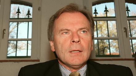 Im Betrugsprozess gegen den ehemaligen Brandenburger Justizminister Kurt Schelter hat die Staatsanwaltschaft am Montag eine dreijährige Bewährungsstrafe gefordert.