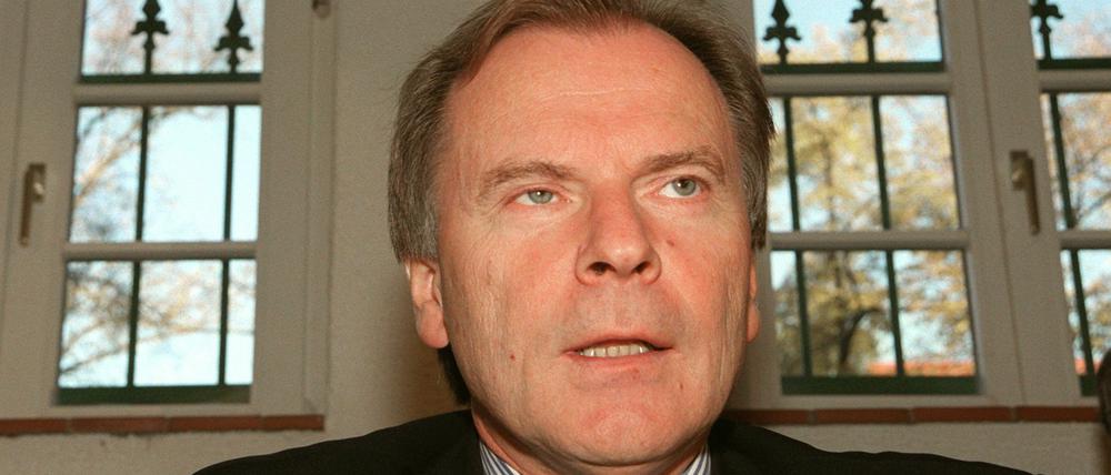 Im Betrugsprozess gegen den ehemaligen Brandenburger Justizminister Kurt Schelter hat die Staatsanwaltschaft am Montag eine dreijährige Bewährungsstrafe gefordert.