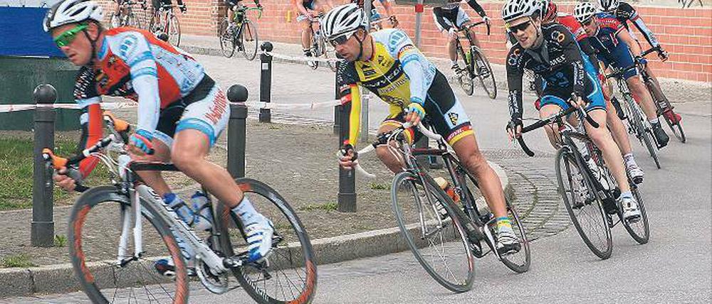 Jubiläumsfahrt. Bereits zum zehnten Mal ging es beim „Rund in Babelsberg“ für die Radrennfahrer übers Babelsberger Kopfsteinpflaster.