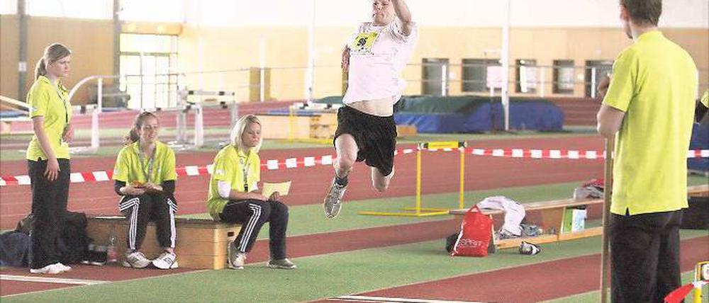 Über fünf Meter müssen es sein. Weitsprungtest am Luftschiffhafen.