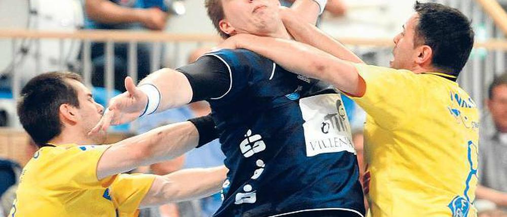 Befreiender Sieg. Die Handballer des VfL Potsdam setzten sich gestern mit 35:30 gegen Rostock durch. René Drechsler (Mitte) – hier mit Vyron Papadopoulos (links) und Kreso Ivankovic – steuerte drei Tore zum Sieg bei.