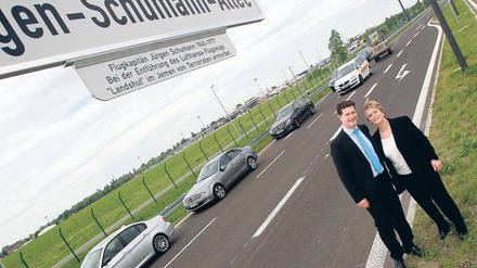 Erinnerung. Witwe Monika und Sohn Dominik Schumann stehen auf der Allee, die nach dem ermordeten Lufthansa-Flugkapitän benannt wurde.