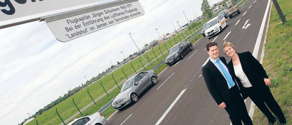 Erinnerung. Witwe Monika und Sohn Dominik Schumann stehen auf der Allee, die nach dem ermordeten Lufthansa-Flugkapitän benannt wurde.