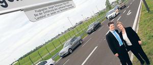 Erinnerung. Witwe Monika und Sohn Dominik Schumann stehen auf der Allee, die nach dem ermordeten Lufthansa-Flugkapitän benannt wurde.