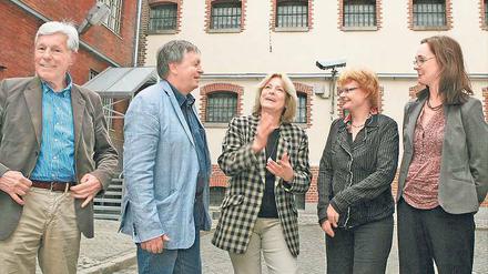 Am Ort der Vergangenheit. Peter Schulenburg und Hartmut Richter im Innenhof des ehemaligen Stasi-Untersuchungsgefängnisses in der Lindenstraße 54 mit Gedenkstättenleiterin Gabriele Schnell, Moderatorin Maria Nooke und Marion Detjen (v. l.).