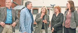 Am Ort der Vergangenheit. Peter Schulenburg und Hartmut Richter im Innenhof des ehemaligen Stasi-Untersuchungsgefängnisses in der Lindenstraße 54 mit Gedenkstättenleiterin Gabriele Schnell, Moderatorin Maria Nooke und Marion Detjen (v. l.).