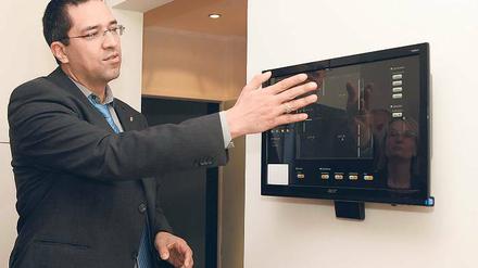 Mit Fingerspitzengefühl. Pro-Potsdam-Chef Jörn-Michael Westphal steuert die Musterwohnung per Computer.