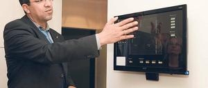 Mit Fingerspitzengefühl. Pro-Potsdam-Chef Jörn-Michael Westphal steuert die Musterwohnung per Computer.