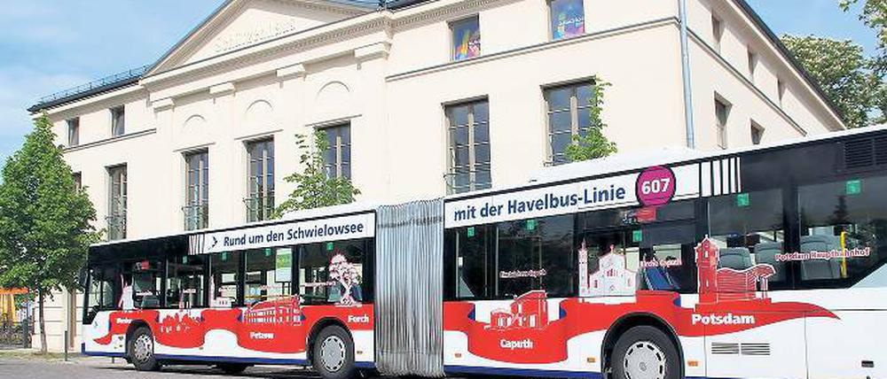 Fahrplan an Bord: Die schönsten Stationen der Linie 607 kleben quasi als Eigenwerbung am Bus.