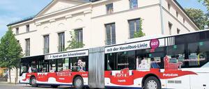 Fahrplan an Bord: Die schönsten Stationen der Linie 607 kleben quasi als Eigenwerbung am Bus.