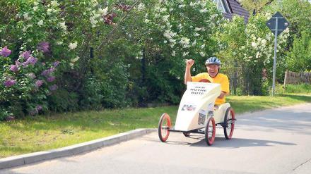 Startklar: Hans-Henning Pharao mit seiner neuen Seifenkiste.