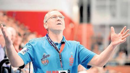 Vor dem entscheidenden Spiel. Rüdiger Bones, Trainer der Potsdamer VfL-Handballer, weiß um die Brisanz des Heimspiels gegen Rostock. „Ich hoffe, dass wir gewinnen und sportlich überzeugen“, sagt der Coach.