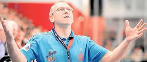 Vor dem entscheidenden Spiel. Rüdiger Bones, Trainer der Potsdamer VfL-Handballer, weiß um die Brisanz des Heimspiels gegen Rostock. „Ich hoffe, dass wir gewinnen und sportlich überzeugen“, sagt der Coach.