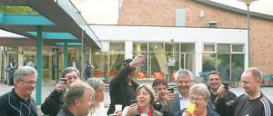 Prosit: Pro Brauhausberg feierte den Sieg am Abend mit Sekt.