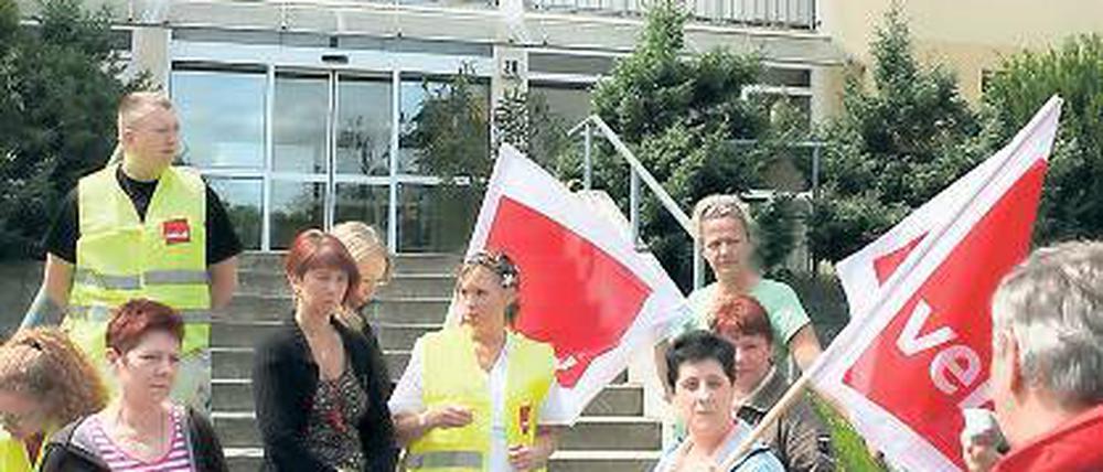 Protest in der Mittagspause. AWO-Pflegekräfte wollen mehr Geld.