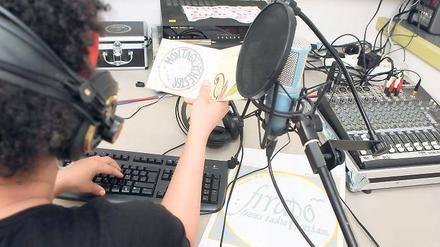 Auf Sendung. Das freie Radio Potsdam ist seit einem Jahr immer Montagabend zu hören. Doch jetzt droht der Initiative, in der sich nach eigenen Angaben rund 70 Ehrenamtler engagieren, das Aus: Die Medienanstalt Berlin Brandenburg (mabb) hat eine Verlängerung der Sendelizenz vorerst abgelehnt.
