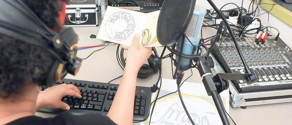 Auf Sendung. Das freie Radio Potsdam ist seit einem Jahr immer Montagabend zu hören. Doch jetzt droht der Initiative, in der sich nach eigenen Angaben rund 70 Ehrenamtler engagieren, das Aus: Die Medienanstalt Berlin Brandenburg (mabb) hat eine Verlängerung der Sendelizenz vorerst abgelehnt.