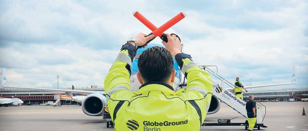 Bis hierhin und nicht weiter. Jedenfalls vorläufig nicht, denn überraschend muss das Bodenpersonal des Flughafens Tegel dort nun doch noch einige Monate länger Maschinen abfertigen. Und auch die Anwohner von Spandau bis Pankow haben den Krach in der Luft noch einen Sommer mehr zu ertragen.
