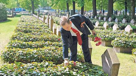 Zeichen der Trauer. Sergey Sorokin von der russischen Botschaft legte Blumen auf Gräber am Bassinplatz. Viele der meist jungen sowjetischen Soldaten kamen in den letzten Kriegstagen ums Leben. Andere starben später an ihren Verletzungen.