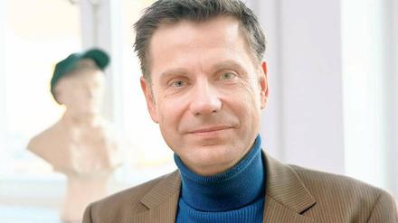 Offen für Neues. Christian Thorau hat der Wagner-Büste in seinem Büro eine Basecap aufgesetzt. Weil sie ihm sonst zu altmodisch erscheint. Der Musikwissenschaftler will die Distanz zu großen Künstlern möglichst klein halten.