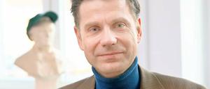 Offen für Neues. Christian Thorau hat der Wagner-Büste in seinem Büro eine Basecap aufgesetzt. Weil sie ihm sonst zu altmodisch erscheint. Der Musikwissenschaftler will die Distanz zu großen Künstlern möglichst klein halten.