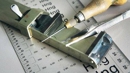 Winkelhaken, Ahle und Typometer gehörten zum Handwerkszeug.