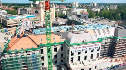 Ein Landtagsneubau nimmt Schlossgestalt an. Derzeit wird das Kupferdach für das neue brandenburgische Landesparlament verlegt. Am kommenden Samstag können die Bürger die Baustelle besichtigen.