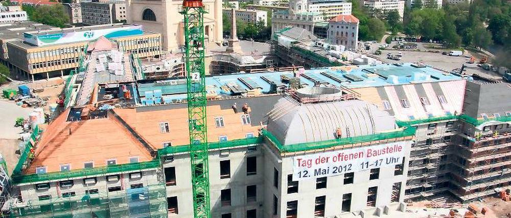 Ein Landtagsneubau nimmt Schlossgestalt an. Derzeit wird das Kupferdach für das neue brandenburgische Landesparlament verlegt. Am kommenden Samstag können die Bürger die Baustelle besichtigen.