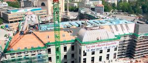 Ein Landtagsneubau nimmt Schlossgestalt an. Derzeit wird das Kupferdach für das neue brandenburgische Landesparlament verlegt. Am kommenden Samstag können die Bürger die Baustelle besichtigen.
