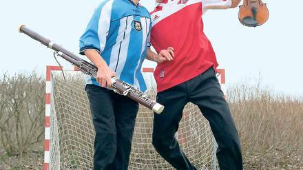 Wenn Musiker auf Fußball machen. Jan Böttcher (l.) und Peter Rainer von der Kammerakademie Potsdam zeigen, was sie unter „Fairplay“ verstehen.