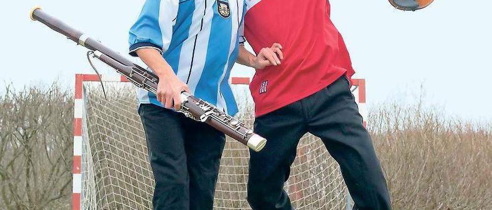 Wenn Musiker auf Fußball machen. Jan Böttcher (l.) und Peter Rainer von der Kammerakademie Potsdam zeigen, was sie unter „Fairplay“ verstehen.