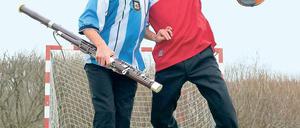 Wenn Musiker auf Fußball machen. Jan Böttcher (l.) und Peter Rainer von der Kammerakademie Potsdam zeigen, was sie unter „Fairplay“ verstehen.