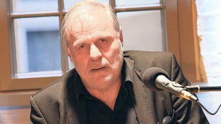 Der will doch nur lesen. Aber fotografiert werden, das hasst er. Der Schauspieler Josef Bierbichler am Samstag in der Druckerei Rüss, bevor er vom Fräulein Zwittau aus seinem Roman „Mittelreich“ las.