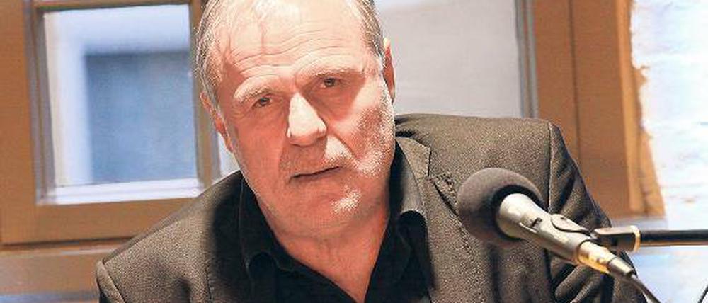 Der will doch nur lesen. Aber fotografiert werden, das hasst er. Der Schauspieler Josef Bierbichler am Samstag in der Druckerei Rüss, bevor er vom Fräulein Zwittau aus seinem Roman „Mittelreich“ las.