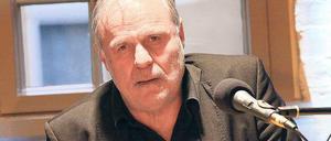 Der will doch nur lesen. Aber fotografiert werden, das hasst er. Der Schauspieler Josef Bierbichler am Samstag in der Druckerei Rüss, bevor er vom Fräulein Zwittau aus seinem Roman „Mittelreich“ las.