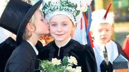 Minderheitenpolitik mit Verfassungsrang. Brandenburg sichert dem sorbischen Volk „das Recht auf Schutz, Erhaltung und Pflege seiner nationalen Identität“ zu. Dazu gehört auch Förderung und Vermittlung der sorbischen Sprache und Kultur.